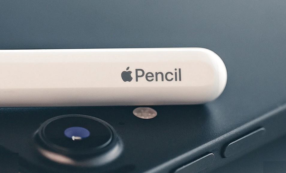 苹果新专利：下一代 Apple Pencil 或内置光学传感器，可采样表面颜色和纹理
