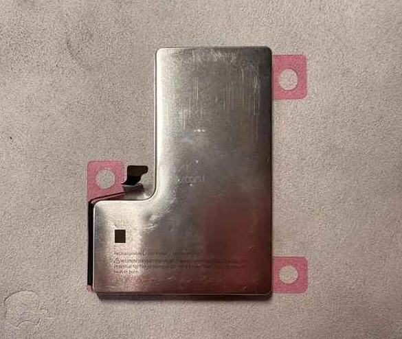 疑似苹果 iPhone 16 Pro 机型电池照片曝光